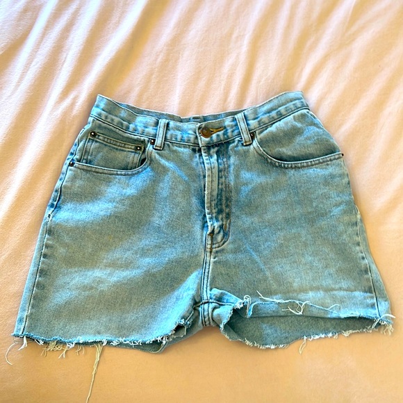 fashionable item that everyone needs in there closet - Picture 1 of 1